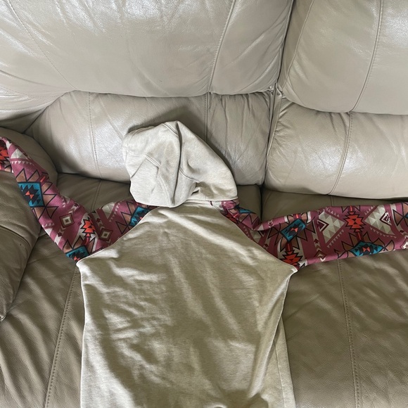 Hooey hoodie. Small hole by front pocket as seen in photo - Picture 3 of 4